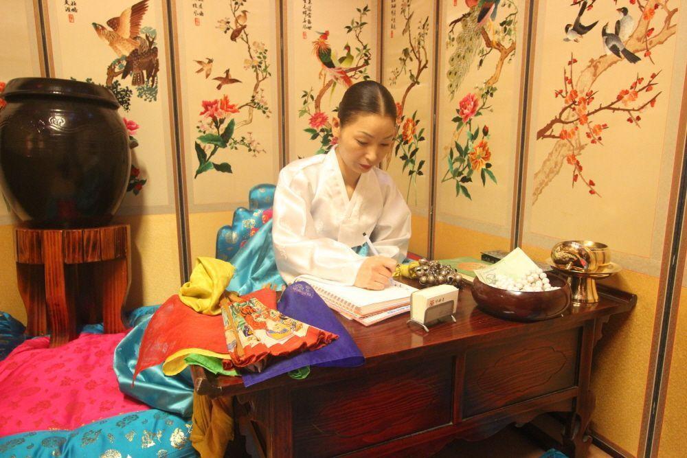 韓國薩滿教分析生辰八字的白色畫布展示。