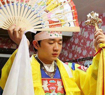 在韓國道旁進行塔羅占卜的攤位，展示占卜文化的日常應用。