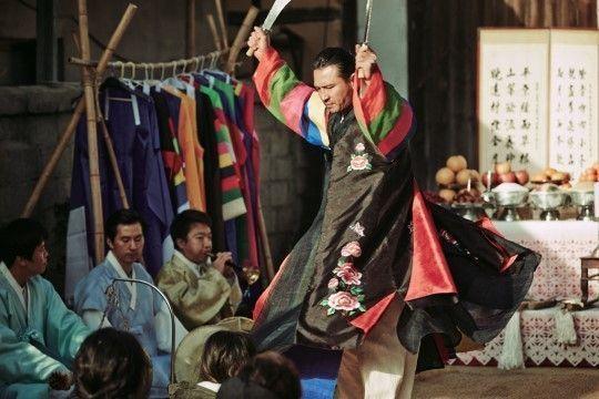 韓國電影《哭聲》中的神秘薩滿教場景、色彩繽紛的傳統服飾和儀式道具。