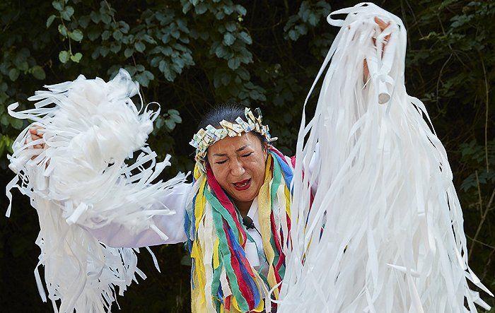 韓國前總統朴槿惠在就報儀式上的希望之樹,樹上掛滿韓國巫教符咒,彰顯薩滿文化的影響。