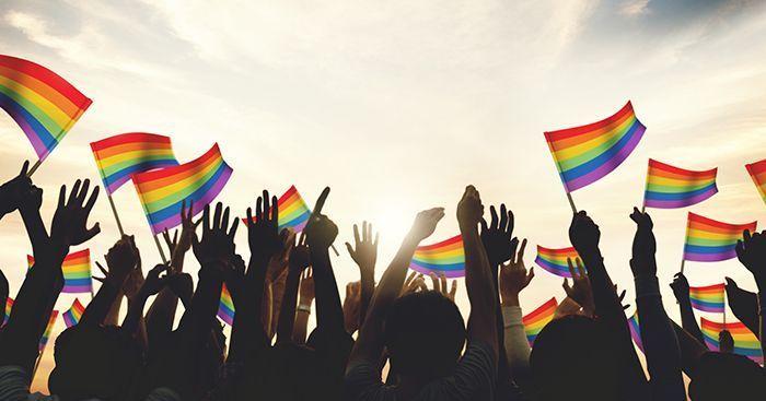 羣眾揮舞彩虹旗歌頌LGBTQ+文化，韓國同性戀文化展示之一。