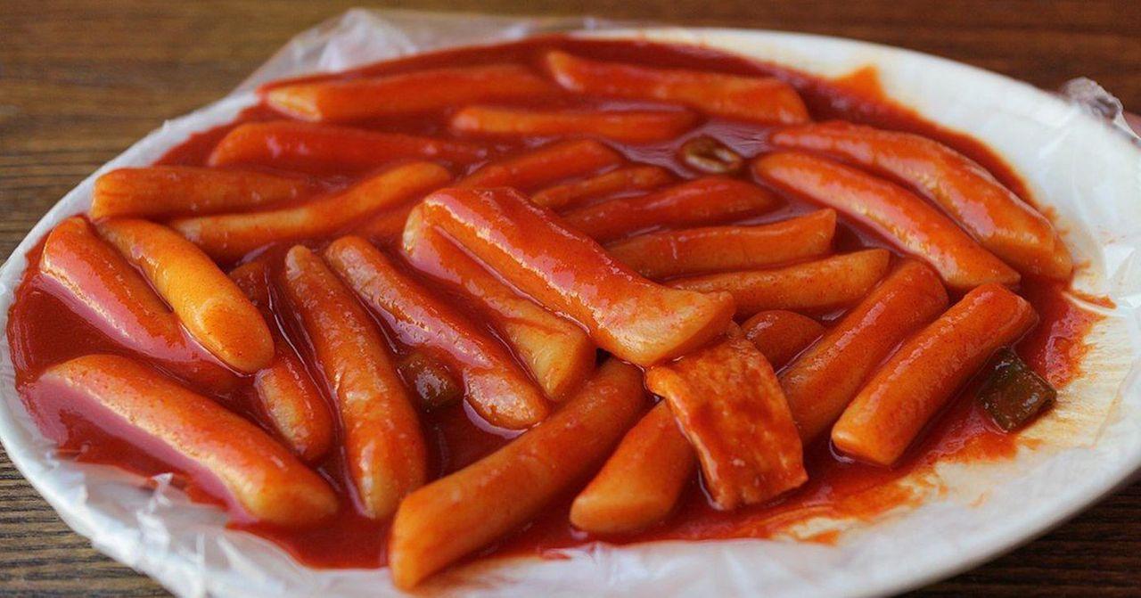 韓國辣炒年糕，充滿口感和風味的美食，是每位旅客在韓國必嘗的佳餚。