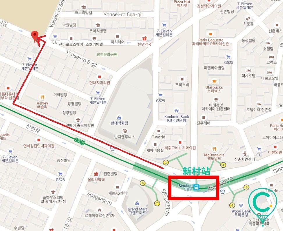 首尔一处甜品店的地图示意,标记了新村站的位置和韩国旅客需要注意的方向