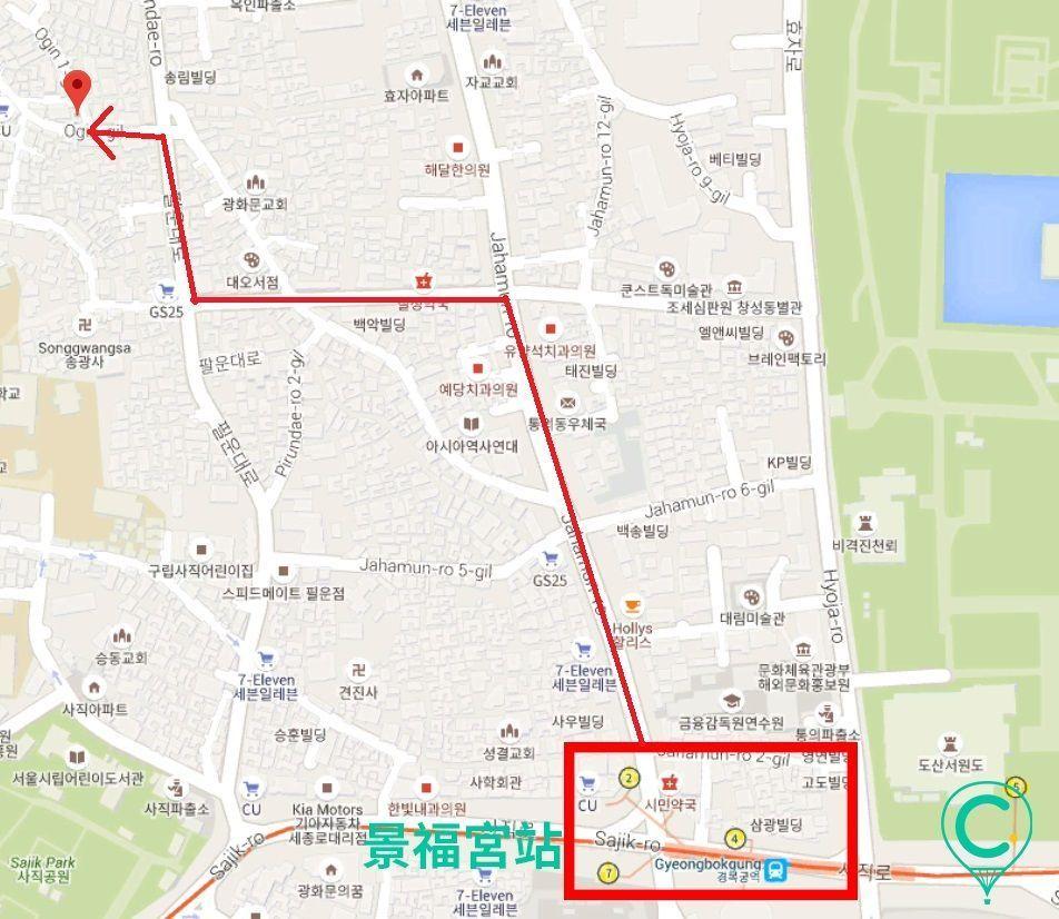 多个悬挂在墙上的精致茶杯架,展示各种古典风格的陶瓷茶杯