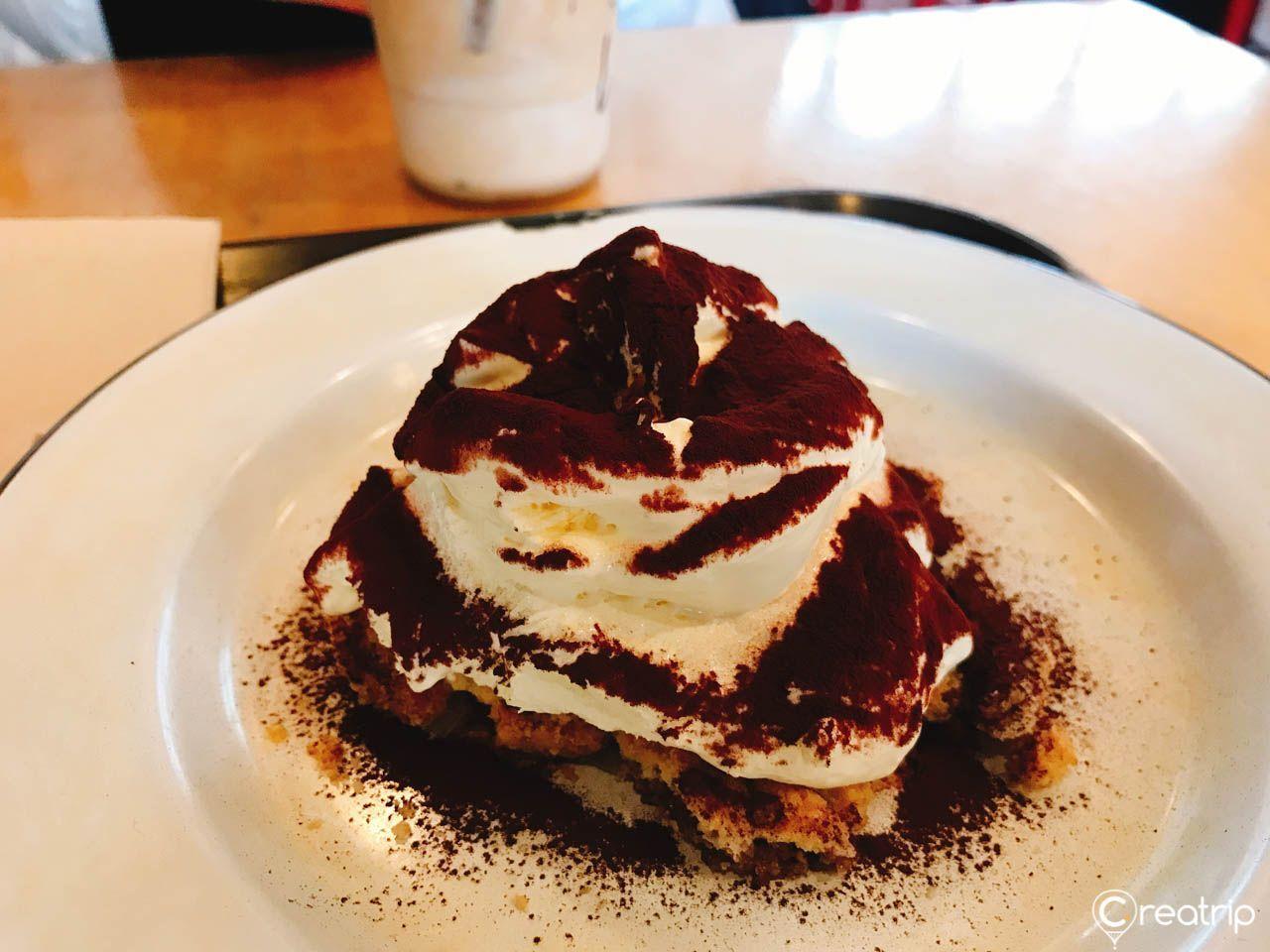 首尔江南区的咖啡厅一角,内部装饰朴素而时尚