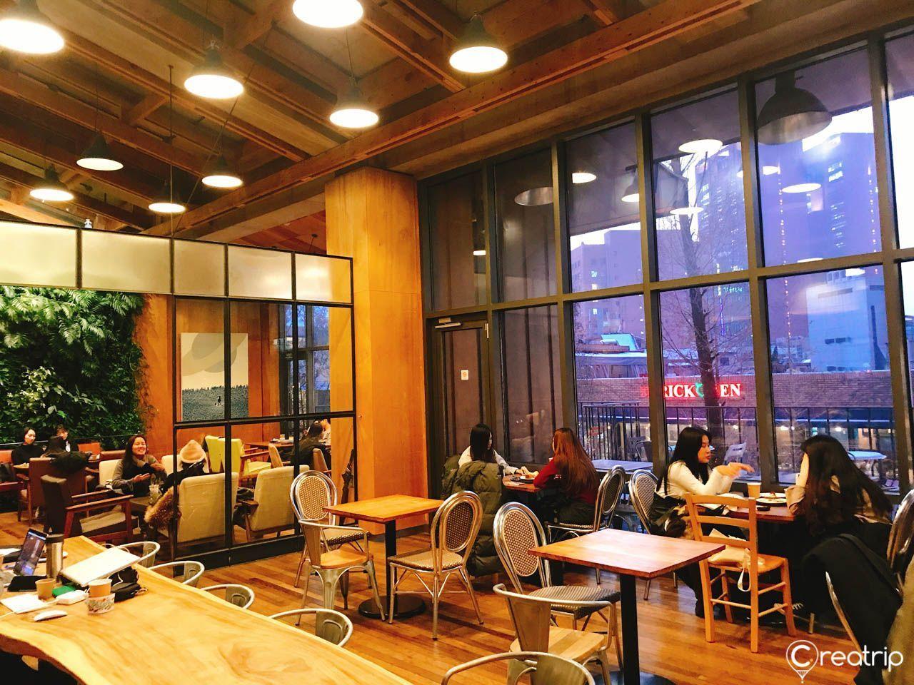 韩国江南区热门咖啡厅 ALVER 的内部装修,顾客在舒适的环境中放松