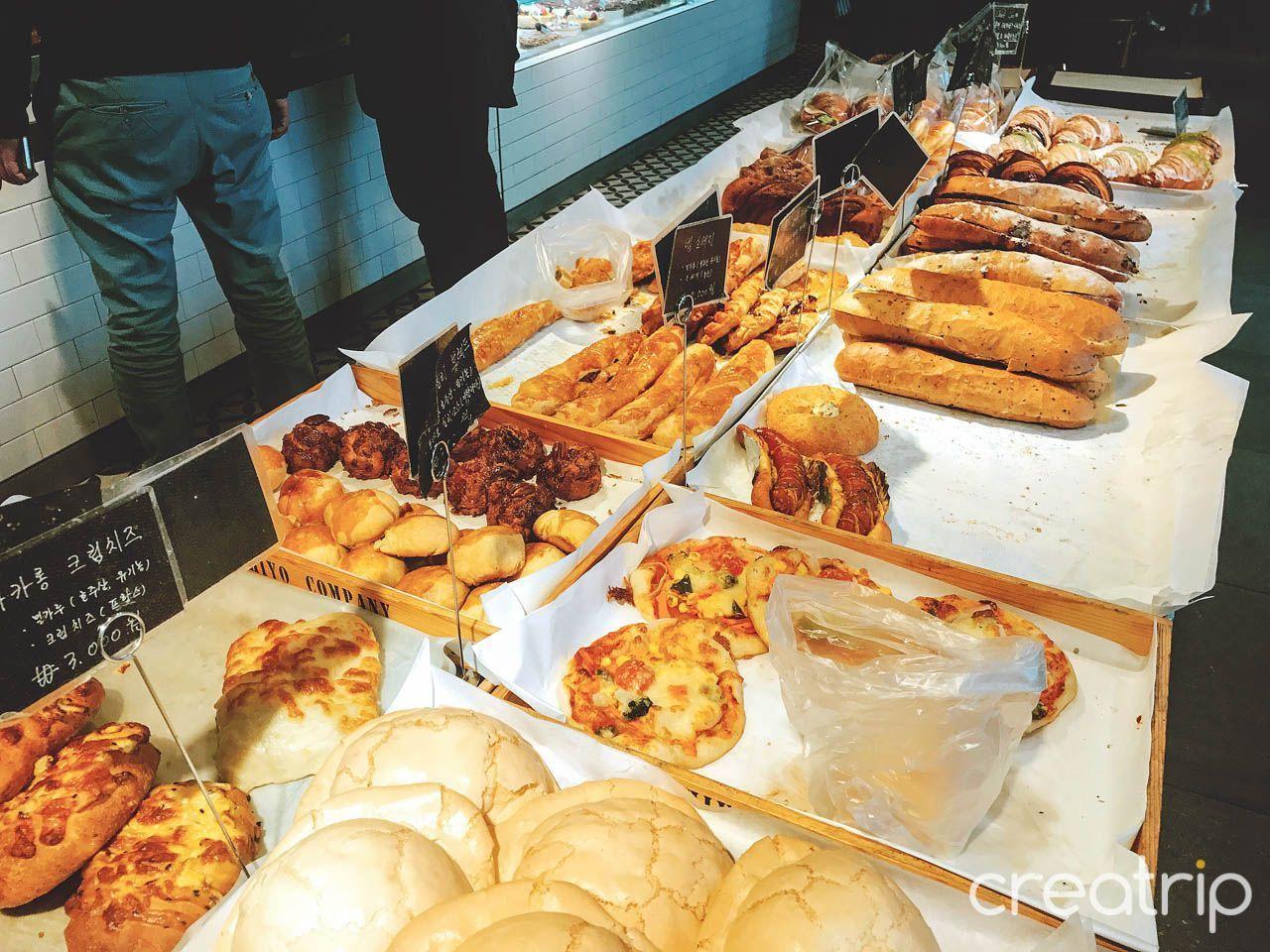 Chef Cho 面包店内展出的各种面包和糕点,摆在木制托盘上