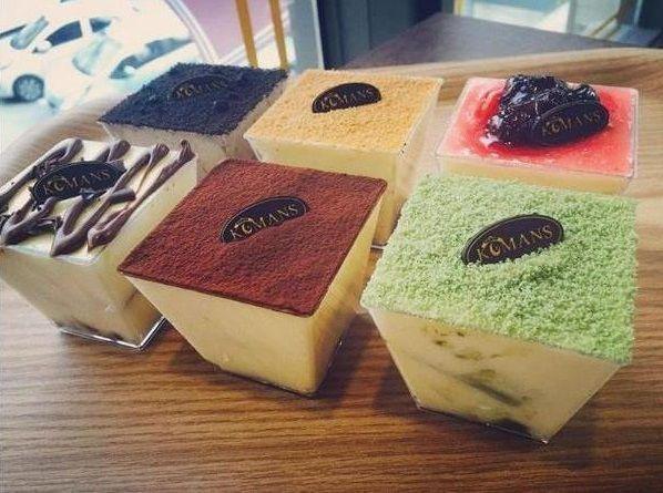 韩国甜品店 KOMANS 的彩色提拉米苏展品,口味多样,有绿茶、巧克力、莓果等