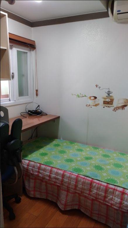 狭小的韩国考试院房间，陈设简单，墙面装饰。