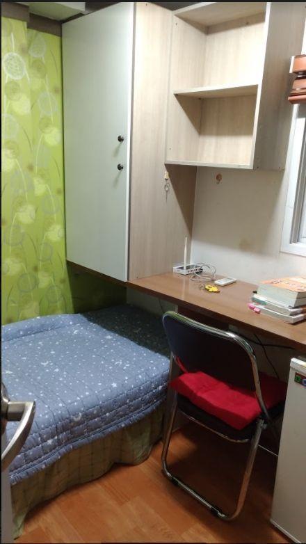 小型的韩国考试院房间，配备简单的床和书桌。