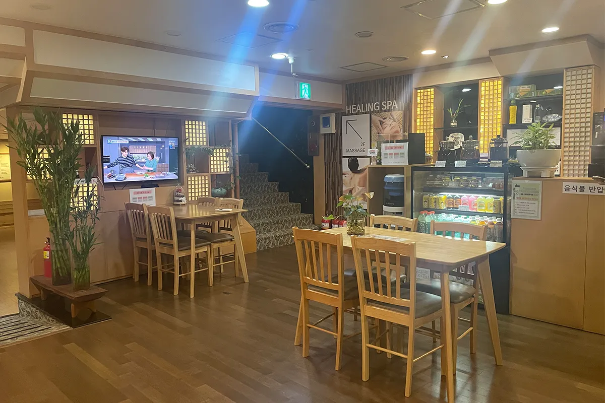 免疫工房的休息区，温馨的环境中可以享受饮品和轻松氛围