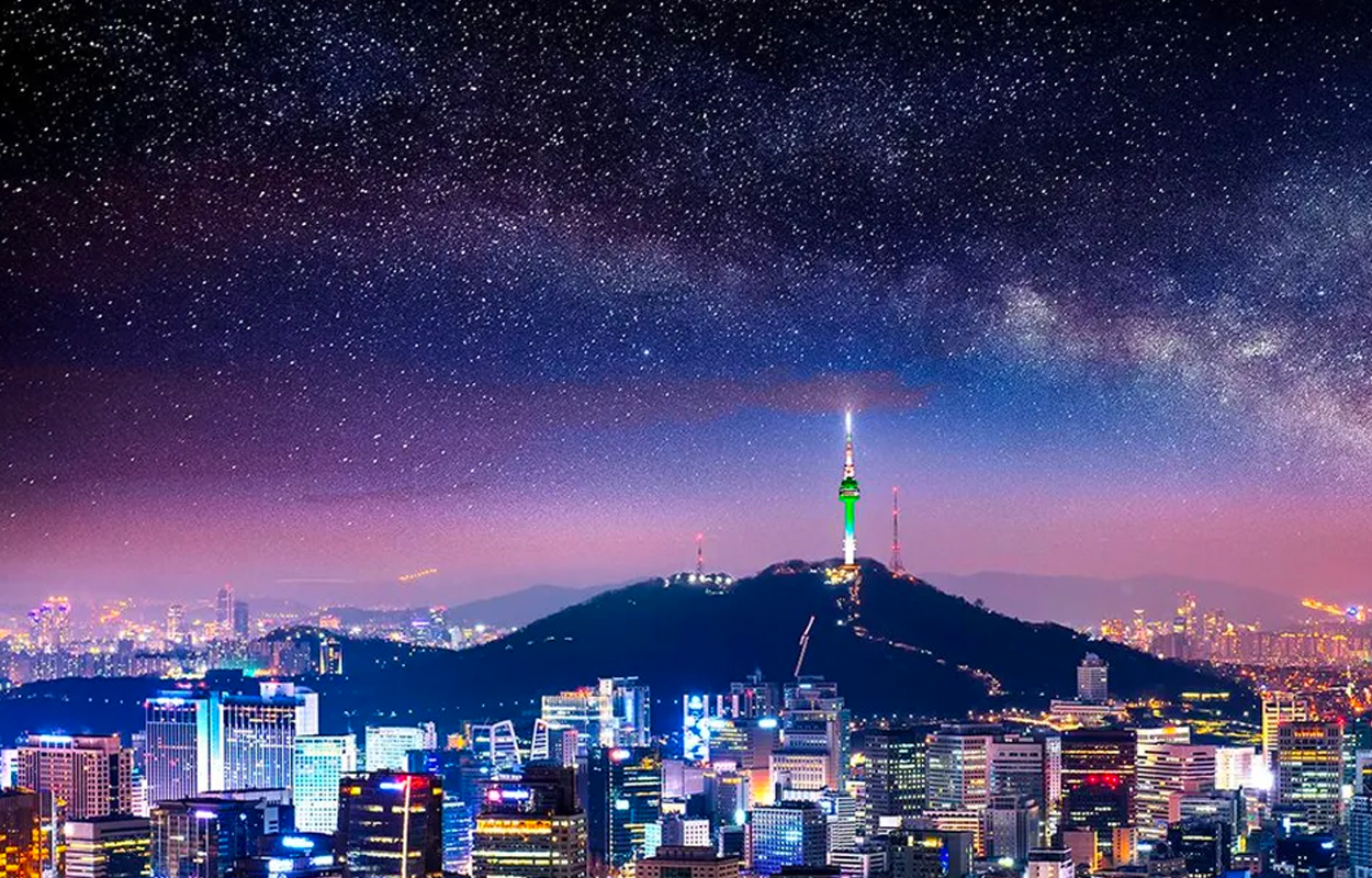 首尔全景，夜色中的N首尔塔，景色壮丽，灯光点缀夜空