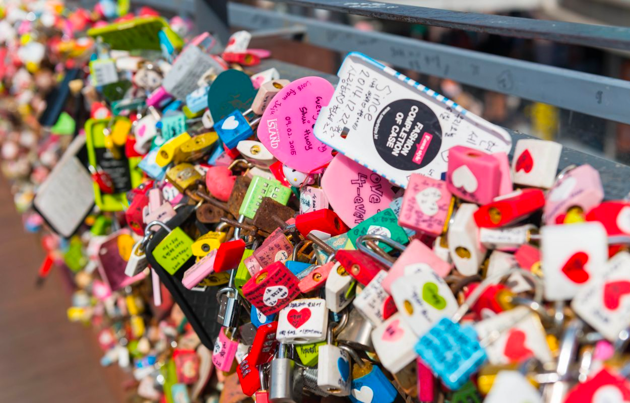 N首尔塔爱情锁墙，五颜六色的锁象征着情侣的爱情诺言