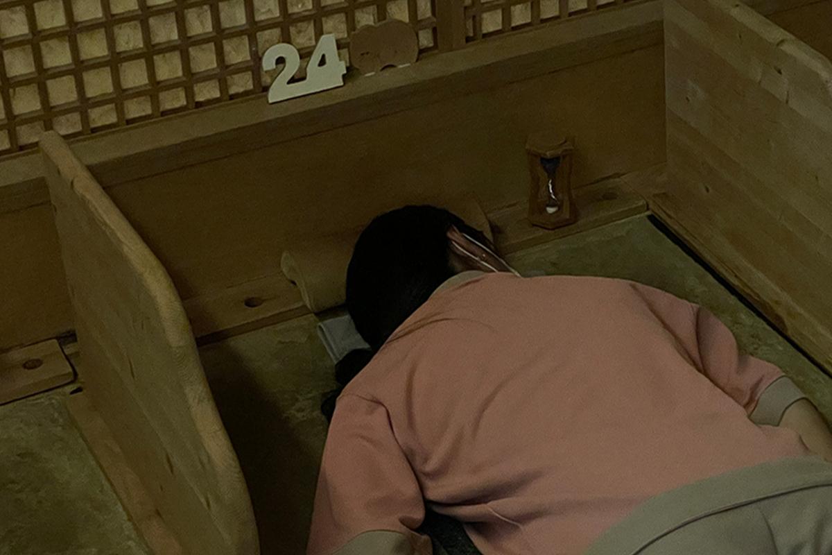 免疫工房内でリラックスする雰囲気、温かなインテリアが特徴の波動浴