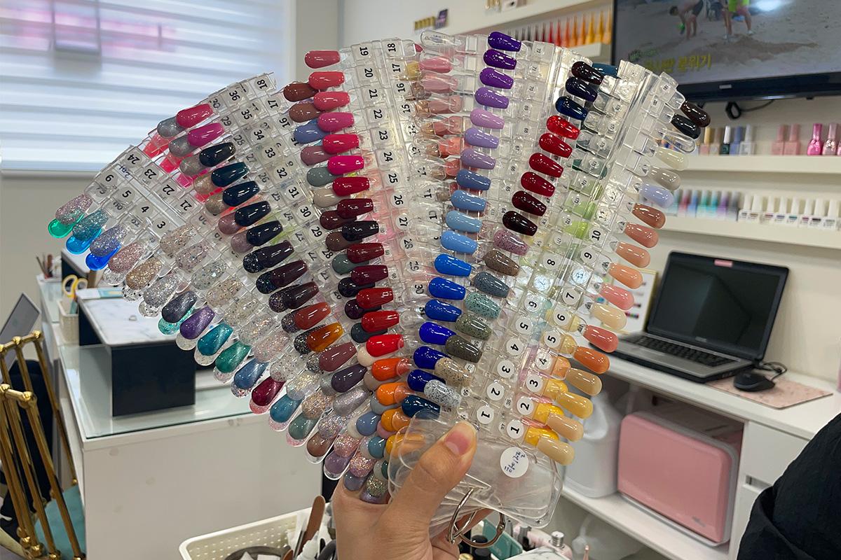 ミソネイルにて、色鮮やかなネイルチップが並ぶディスプレイ