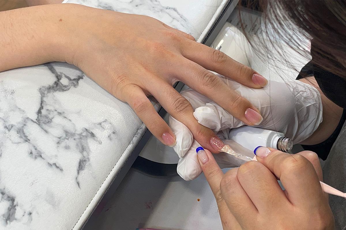 ミソネイルでネイル施術中のシーン、プロの手による繊細なネイルデザイン