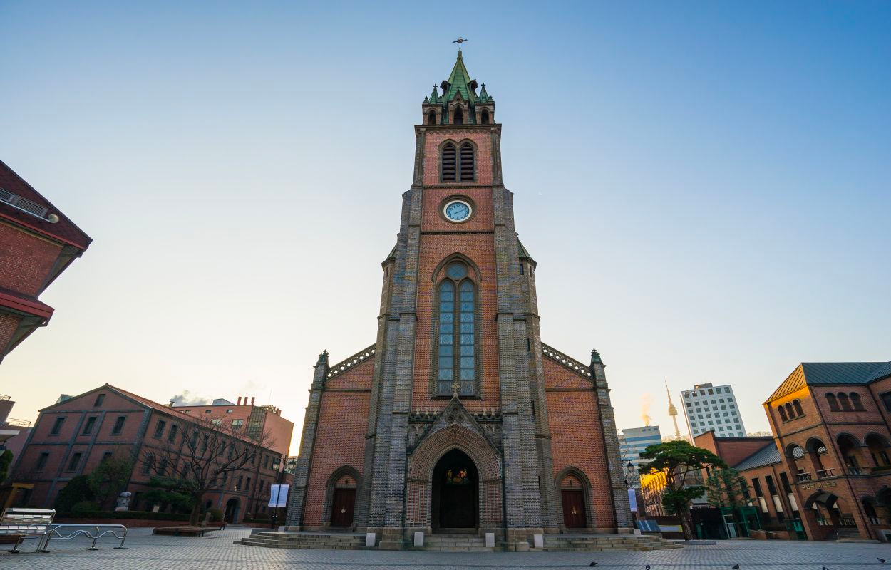 韩国明洞大教堂，全景视角，背景是蓝天白云，这是一座历史悠久的哥德式建筑