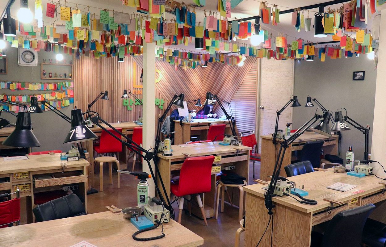 制作戒指的工作室，明亮的空间，墙上挂满了留言和手工艺品