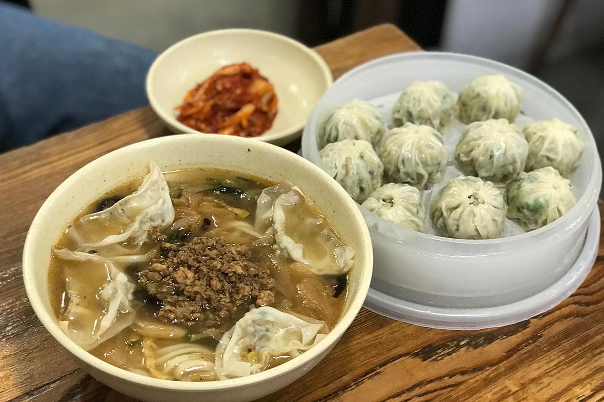 明洞餃子招牌刀削麵同蒸餃，湯底濃郁，餃子大粒飽滿