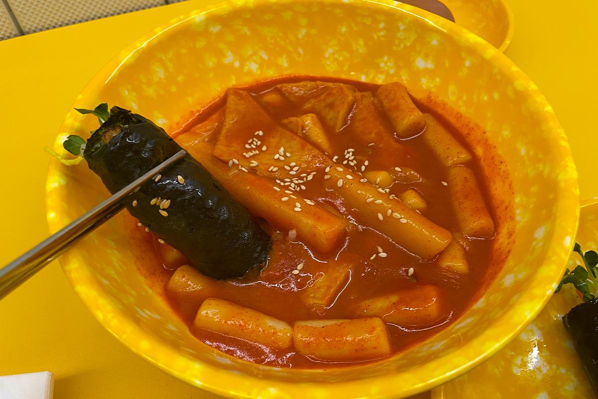 『ピョンアリキンパ』のトッポッキメニュー。Spicyな味付けが、韓国の伝統的な味を引き立てる。