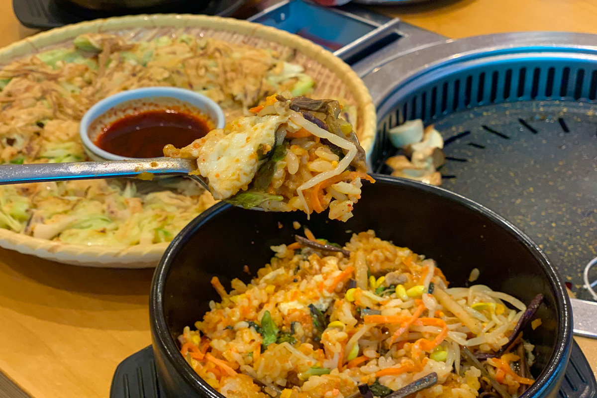 豚肉と牛肉を同時に味わえる『黄金牧場』の特製料理。