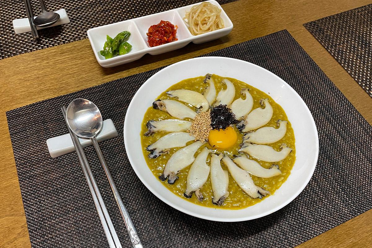 最上級アワビを贅沢に使用した特アワビ粥の写真。具材たっぷりで見た目も豪華な韓国粥。