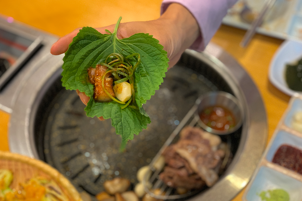 黄金牧場の鉄板で焼かれる豚肉の料理。黄金の温度で焼いた美味しい一品を楽しめる。