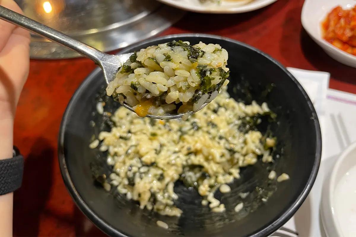 『ゴシレ』の韓国料理でビビンバを楽しむシーン。お手軽で美味しい