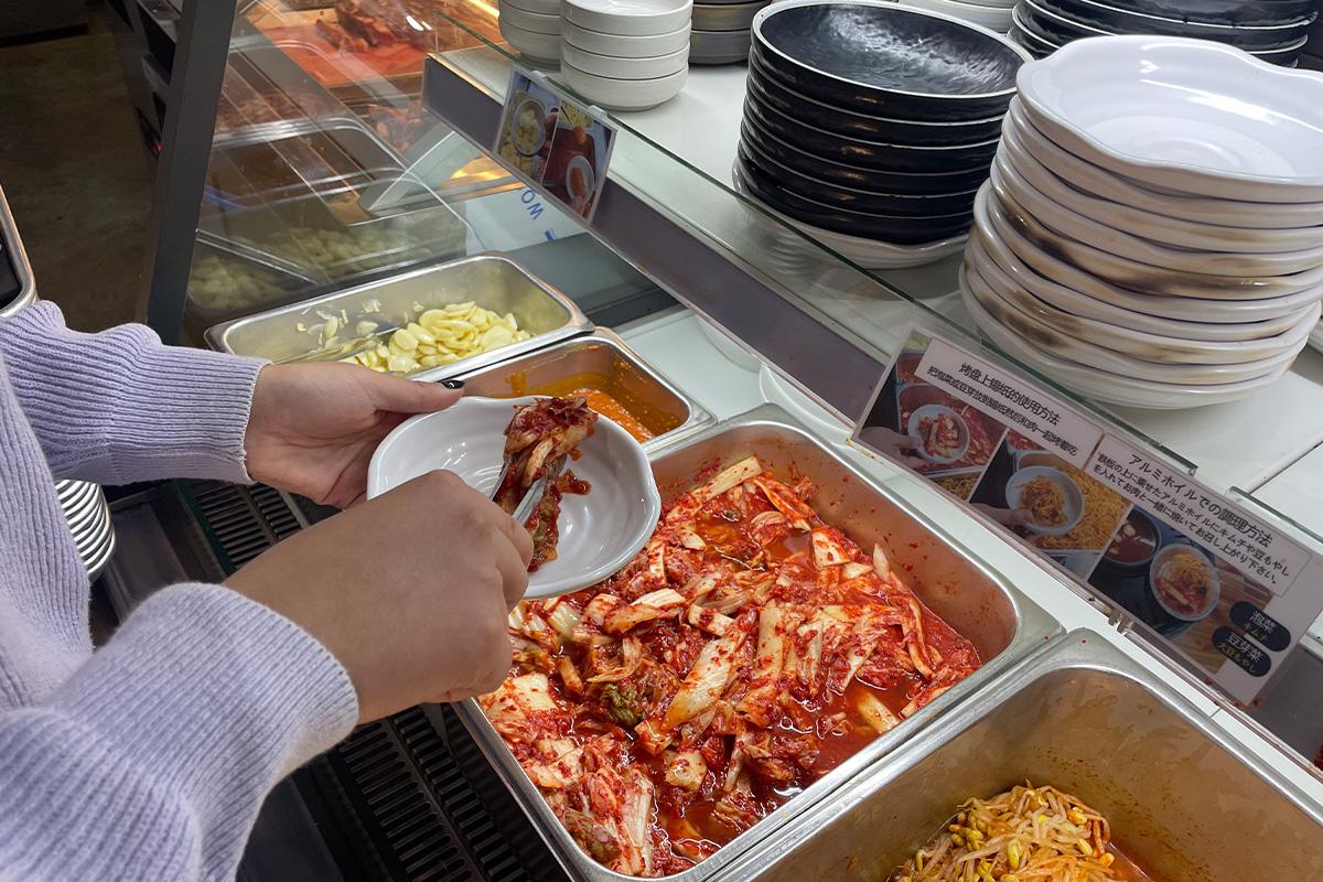 焼かれたお肉の上には辛味噌が添えられ、風味豊かな韓国の味覚を楽しめる。