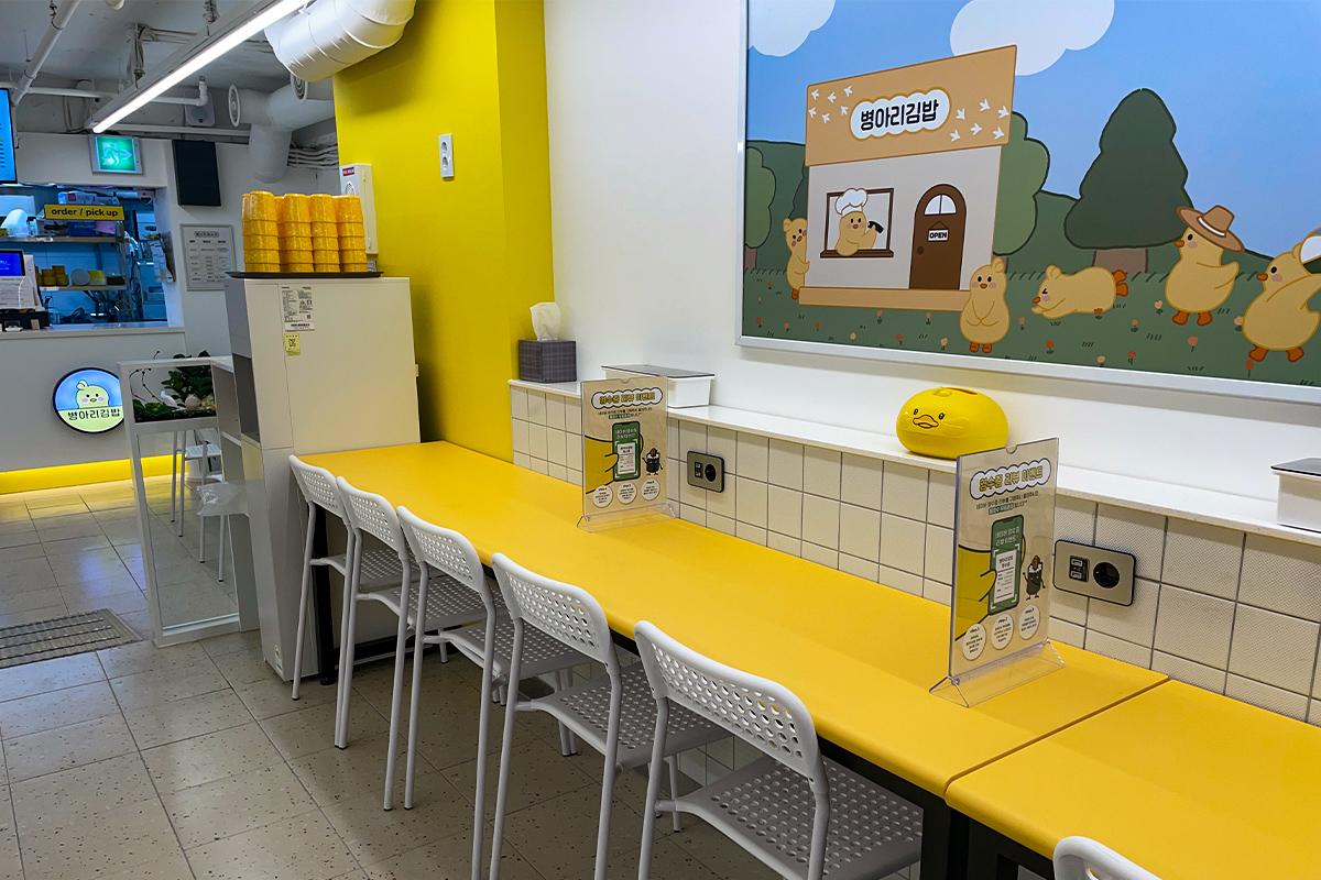 店内には韓国人に人気の多彩なコマキンパといなり寿司が並ぶ。