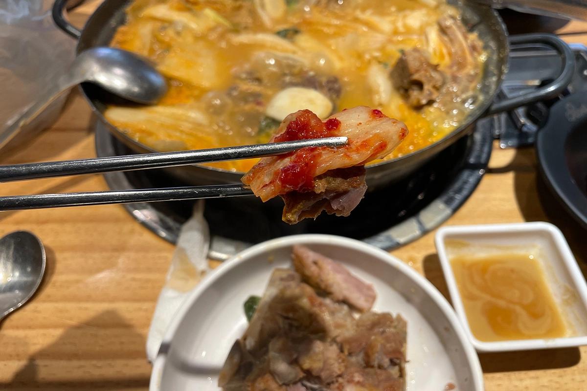 ボリュームたっぷりのコンピョスプギカムジャタン。豚肉と野菜が豊富に使用されている。