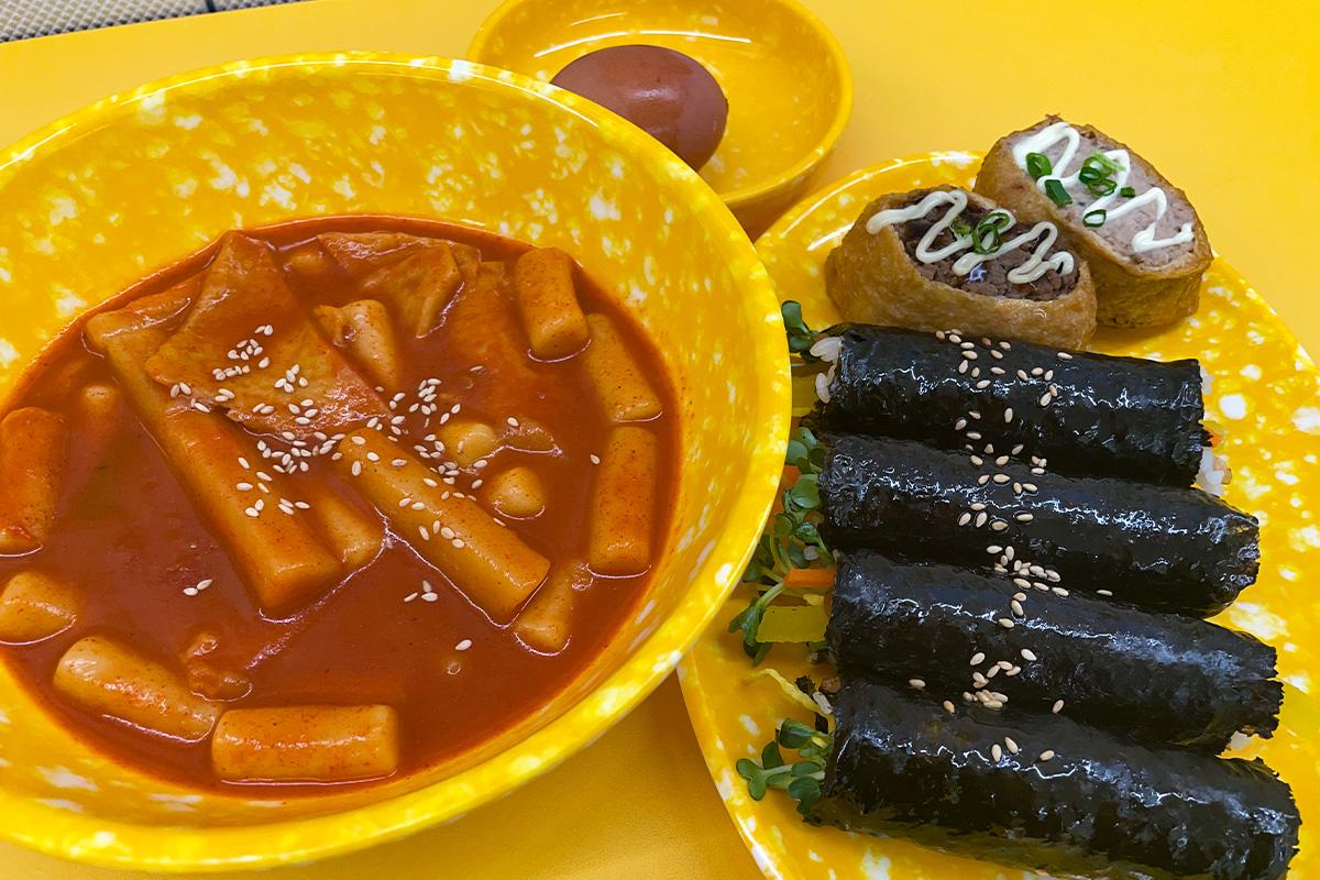 韓国風トッポッキのタレにディップした美味しい食べ方が人気のひとつ。