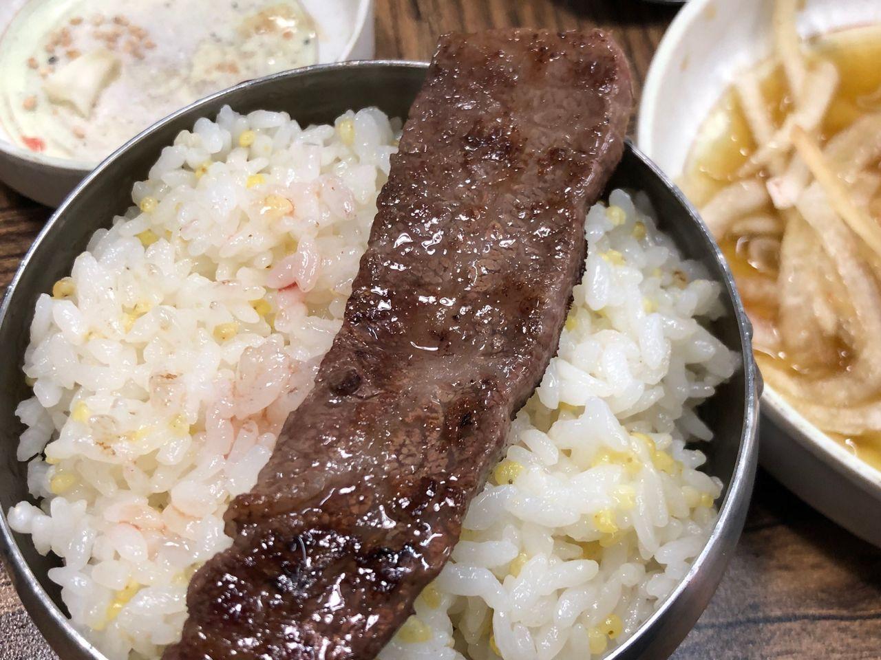 หลากหลายคำถามที่ว่า ทำไมหมูสามชั้นย่างถึงกลายเป็นสัญลักษณ์ของอาหารเกาหลี? ไขมันหมูมีประโยชน์มั้ย? ต้องกินกับน้ำจิ้มแบบไหนถึงจะอร่อย? 