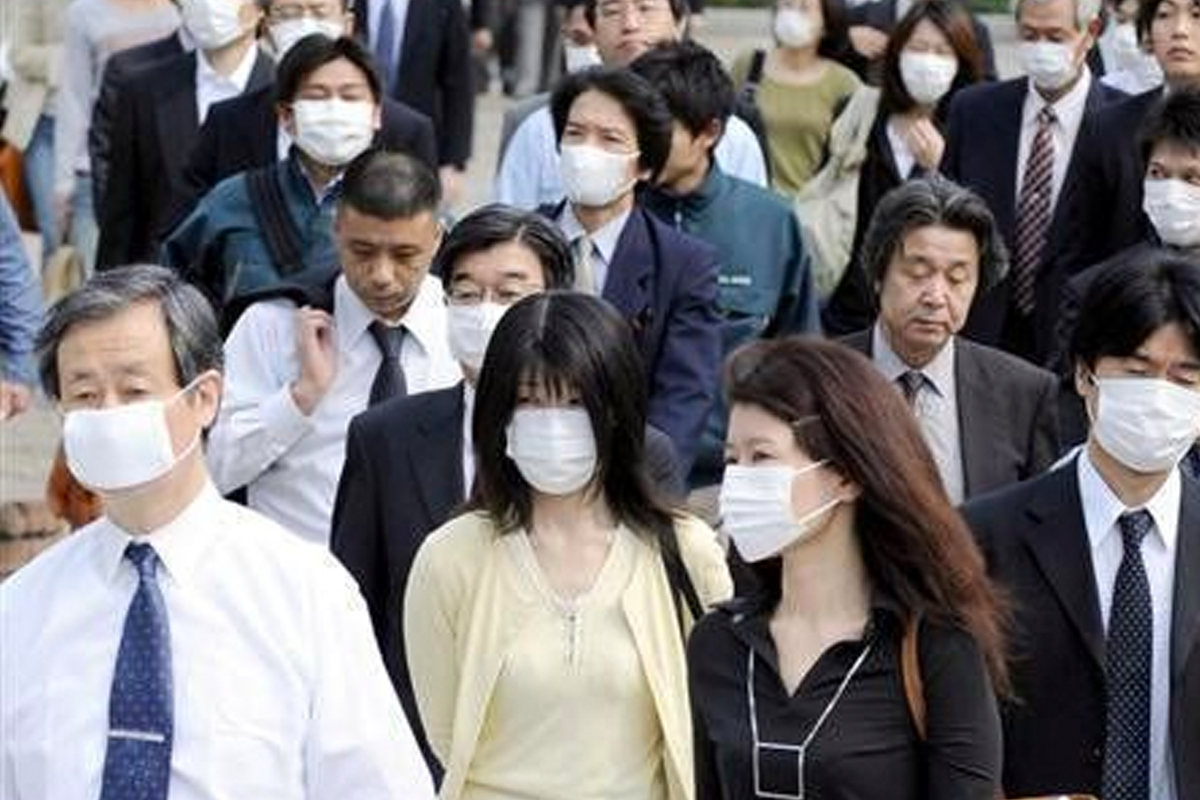 熱鬧繁忙的都市街道，帶有韓國繁榮時期的典型人流