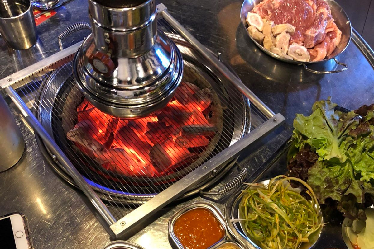 燒烤五花肉特寫，展示其油脂與肉質