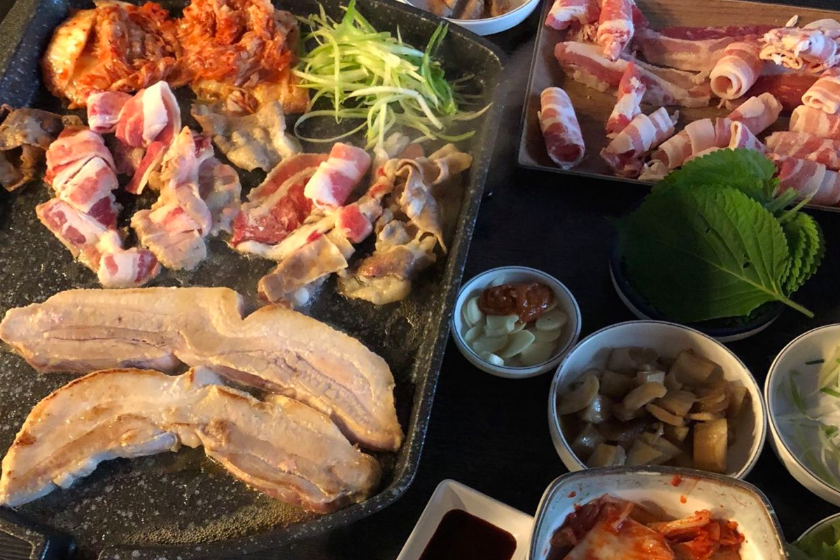 韓國人食用五花肉，炙燒至金黃色，準備享用