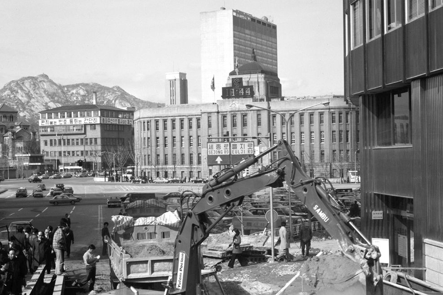 Historical photo depicting a Seoul street in the past to emphasize Korea's industrial period's impact on 삼겹살 consumption
