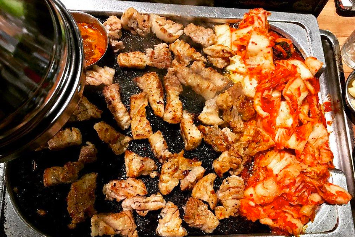 韓國典型街邊燒烤攤，供應著豬肉與各種韓式配料