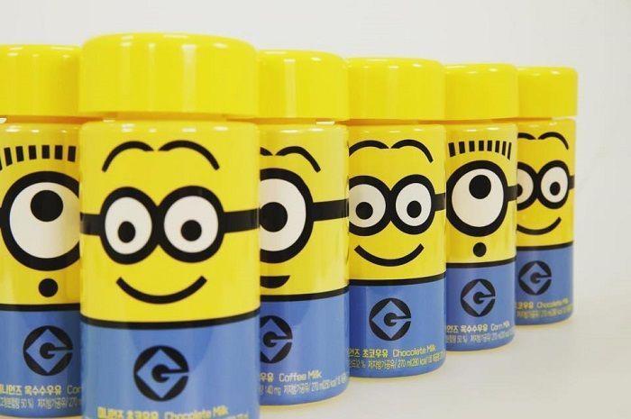 GS25便利店的限量版小黄人牛奶瓶，呈现各种小黄人的卡通形象，吸引顾客的注意力。