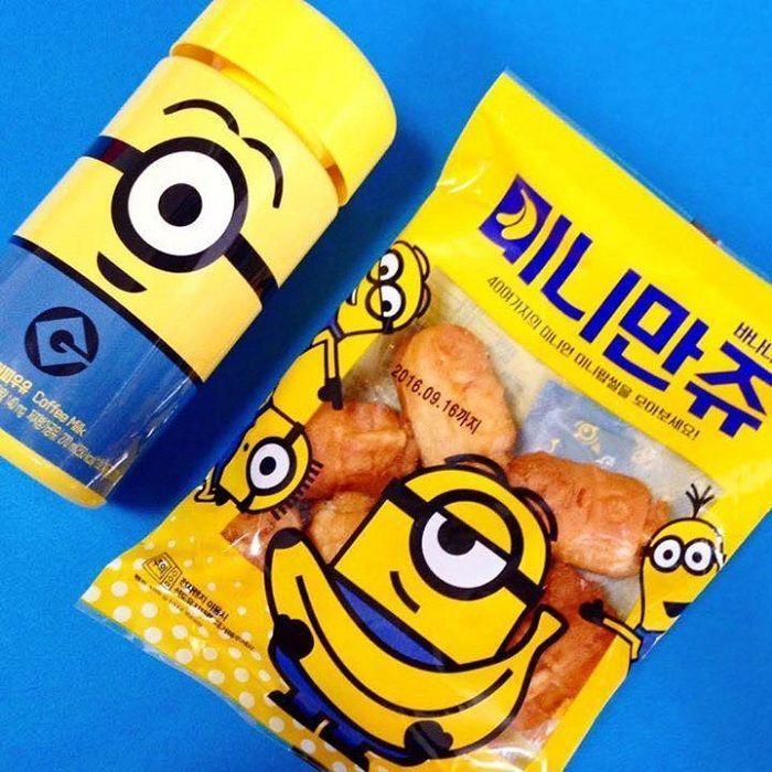 小黄人牛奶瓶与其他小黄人主题包装产品并排放置，背景是蓝色的桌面，组合形成一个小黄人主题展示。