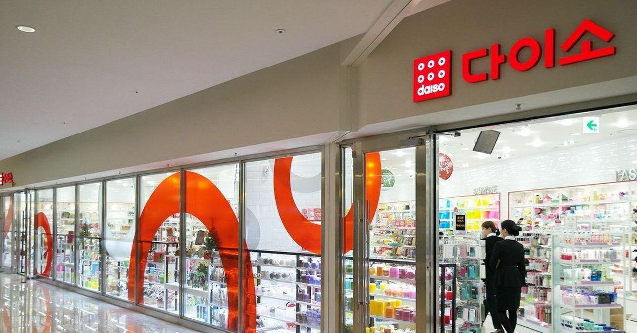 大創冒險：在大創進行的顧客活動吸引眾多參加者，門前的顧客期待進入購物探索低價又實用的商品。