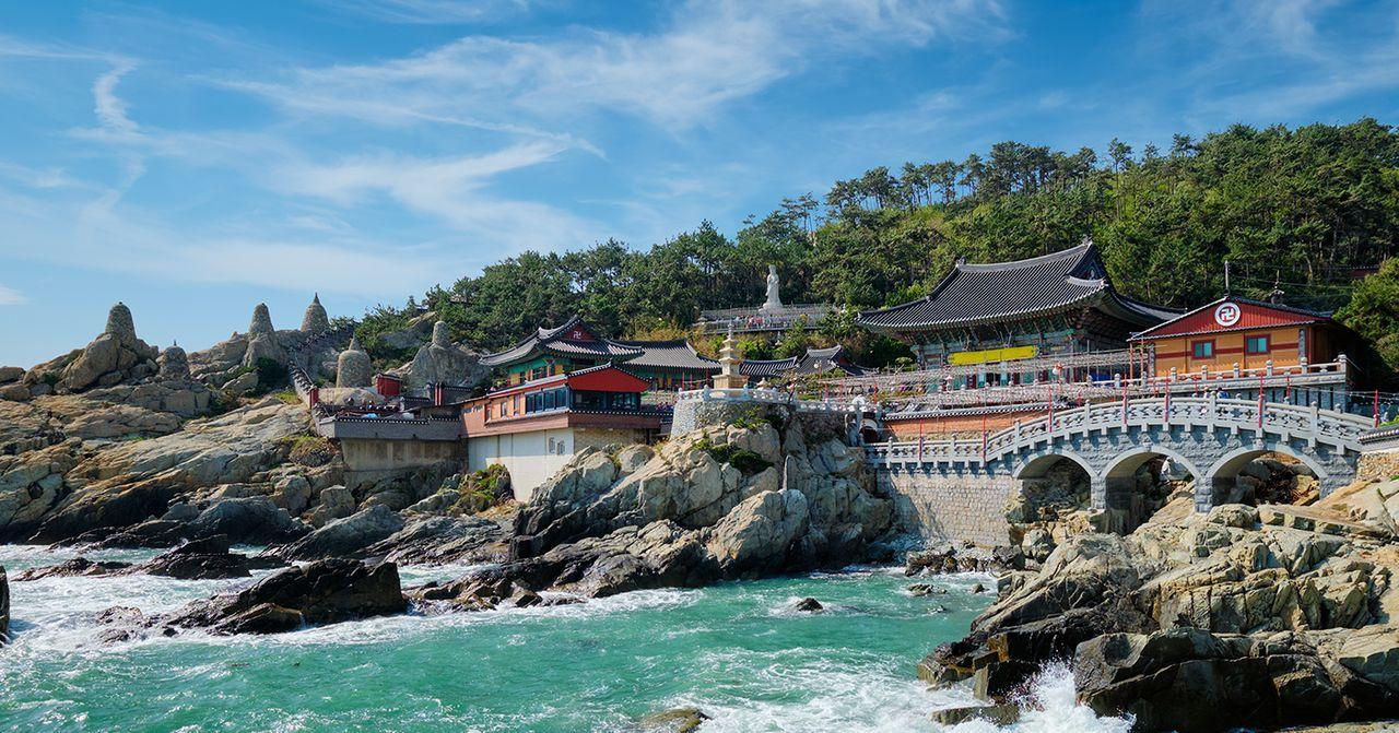 海東龍宮寺探訪：坐落於西海岸的美麗海東龍宮寺，背靠懸崖，面向波濤洶湧的海洋，寺廟建築與自然風光完美融合。