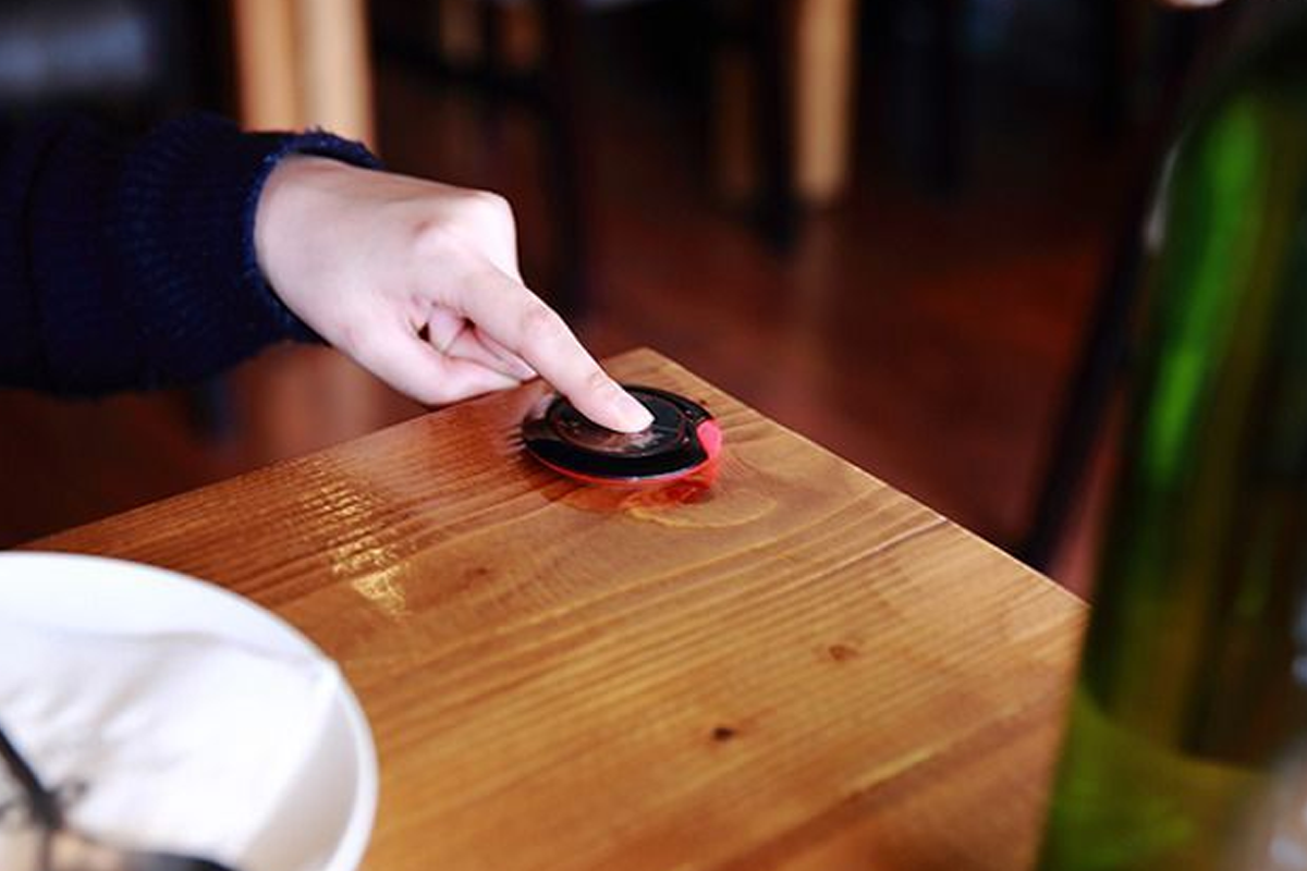 展示在餐處按鈴以呼喚服務交通中的操作畫面，韓國餐館便利功能的示意