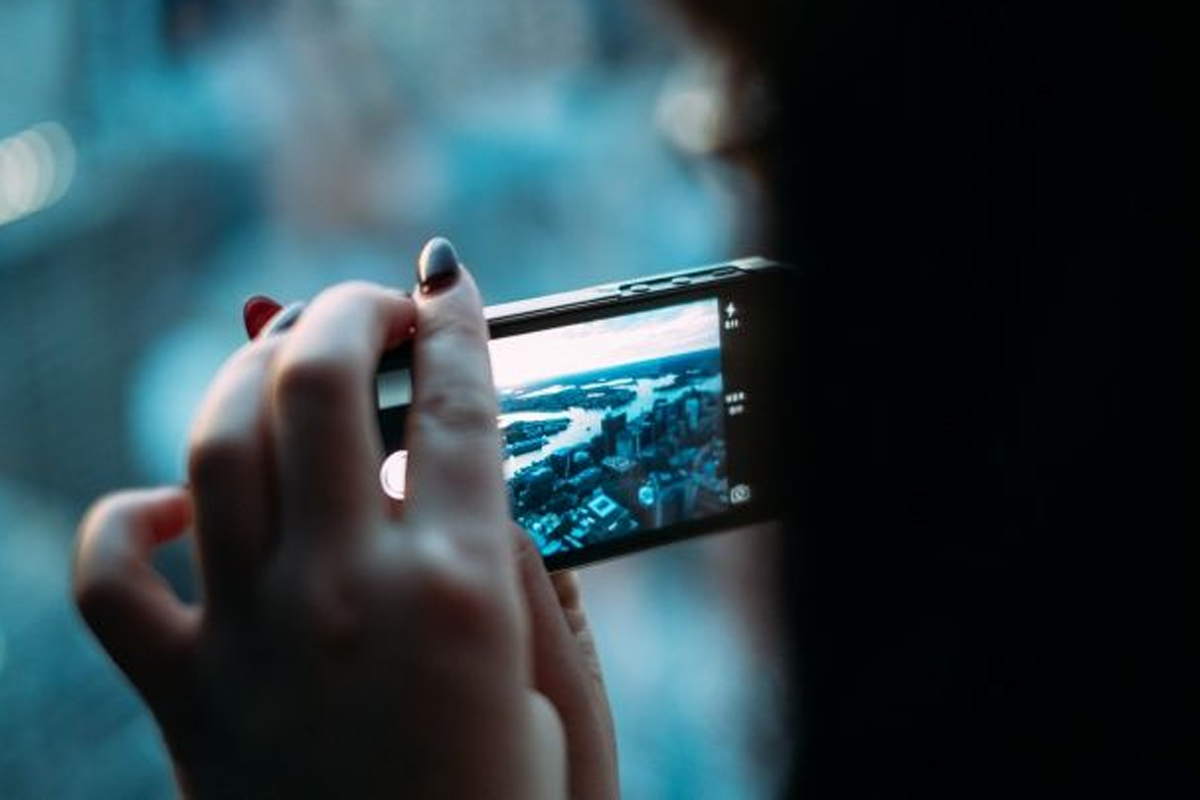 韓國人拍照時注重個人隱私，使用手機拍攝風景的過程，注意不讓他人入鏡