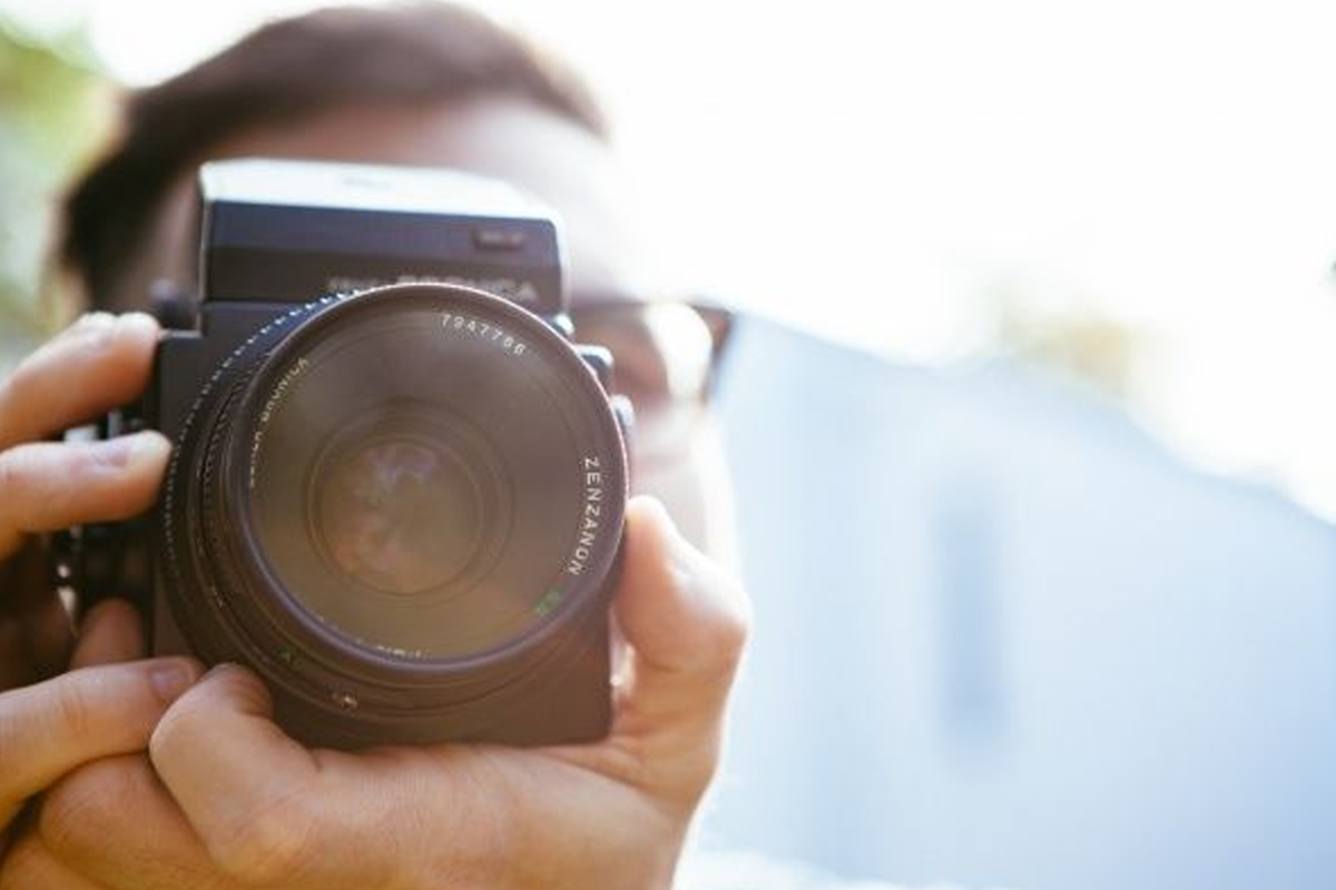 攝影機鏡頭對著拍攝者，示範韓國文化中對個人隱私的尊重，拍攝時需謹慎避免誤拍行人