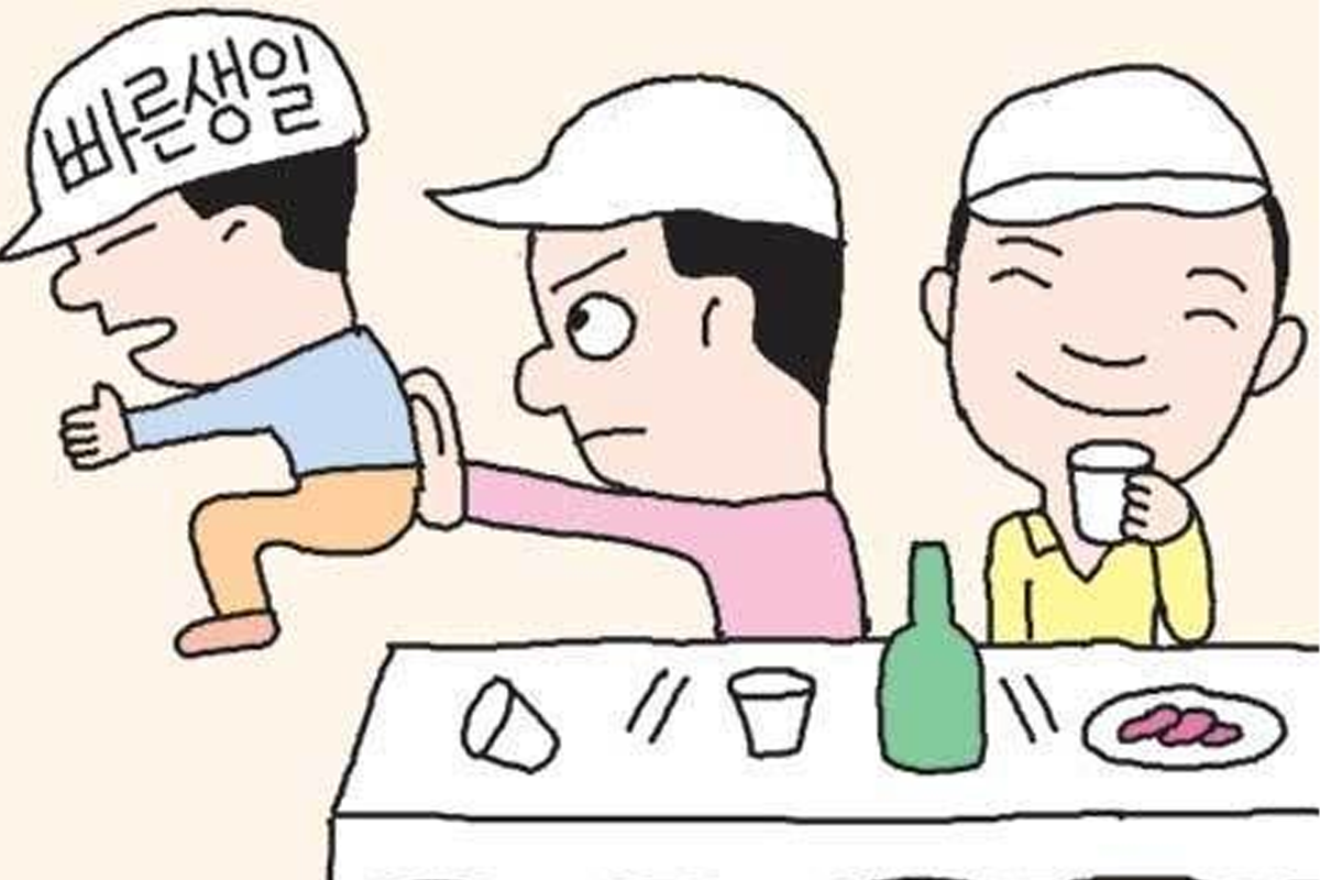 餐桌場閤中的卡通形象，頭頂佩戴著生日帽，描述韓國社交場合與年齡的重要連結