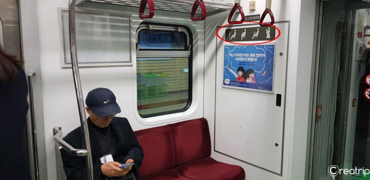 韓国の電車の中で優先席に関する標識が示されている