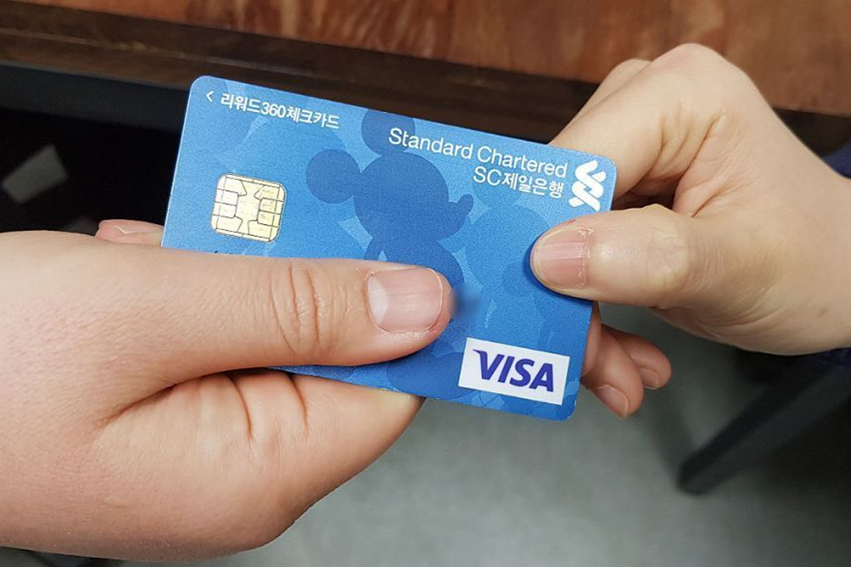 呈現正確的付款禮儀，一位顧客使用雙手遞交信用卡以表達對服務人員的尊重