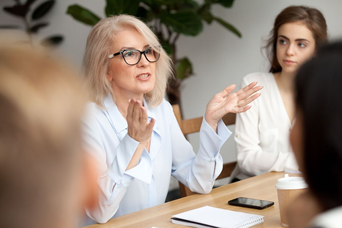 職場中處於會議中的女性，展示韓國企業文化和工作間的禮儀互動
