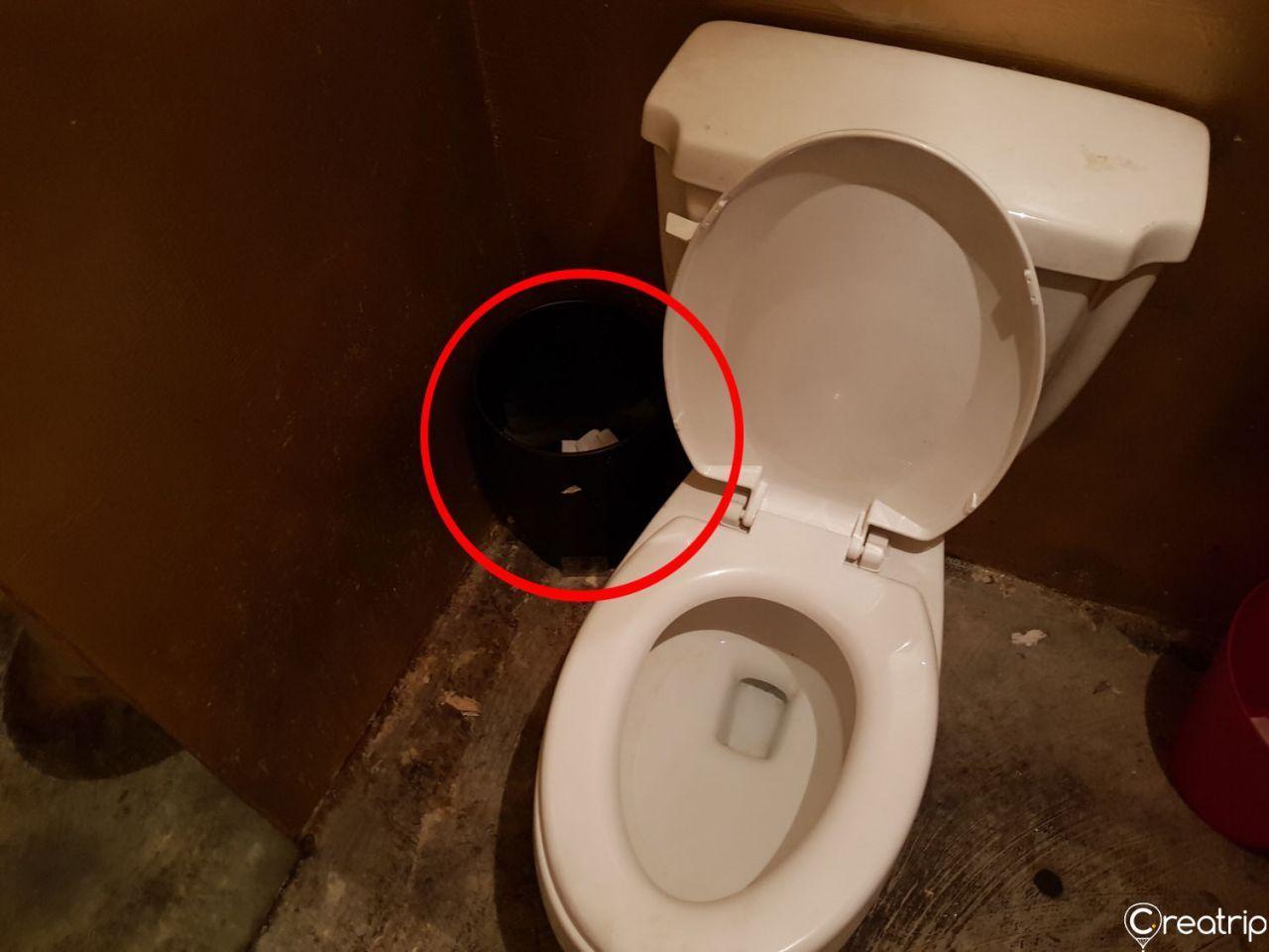 韓国の公共トイレの中にゴミ箱が設置されている